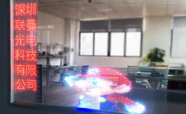 透明LED贴膜屏面板产品播放展示